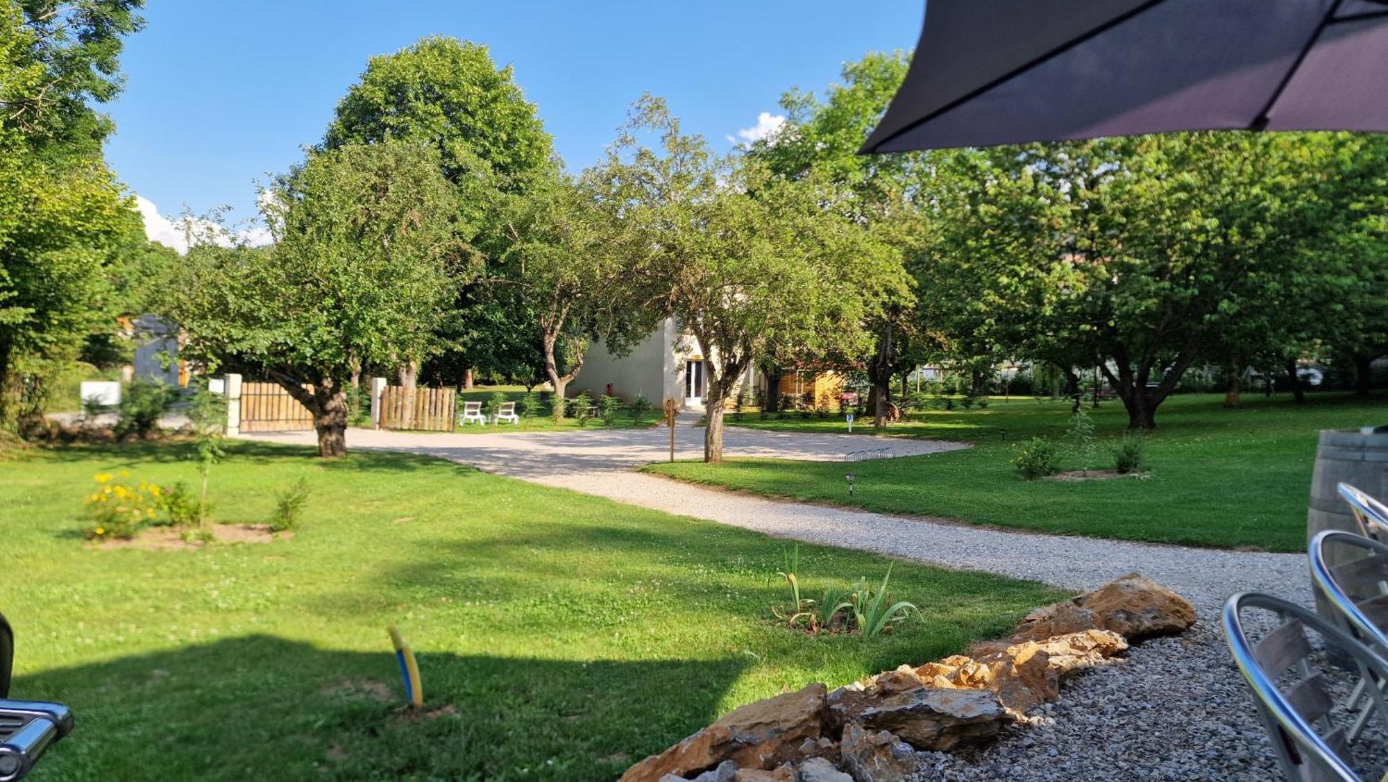 Gite L'Enclos O Rendez-Vous Roquefeuil-Pays De Sault- Avec Jardin エクステリア 写真